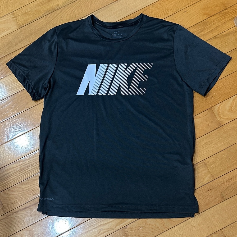 Nike Men's Black and White Short Sleeve Tee
